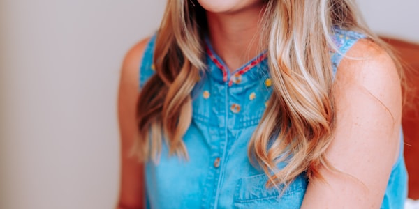 球星进球后激情庆祝瞬间特写